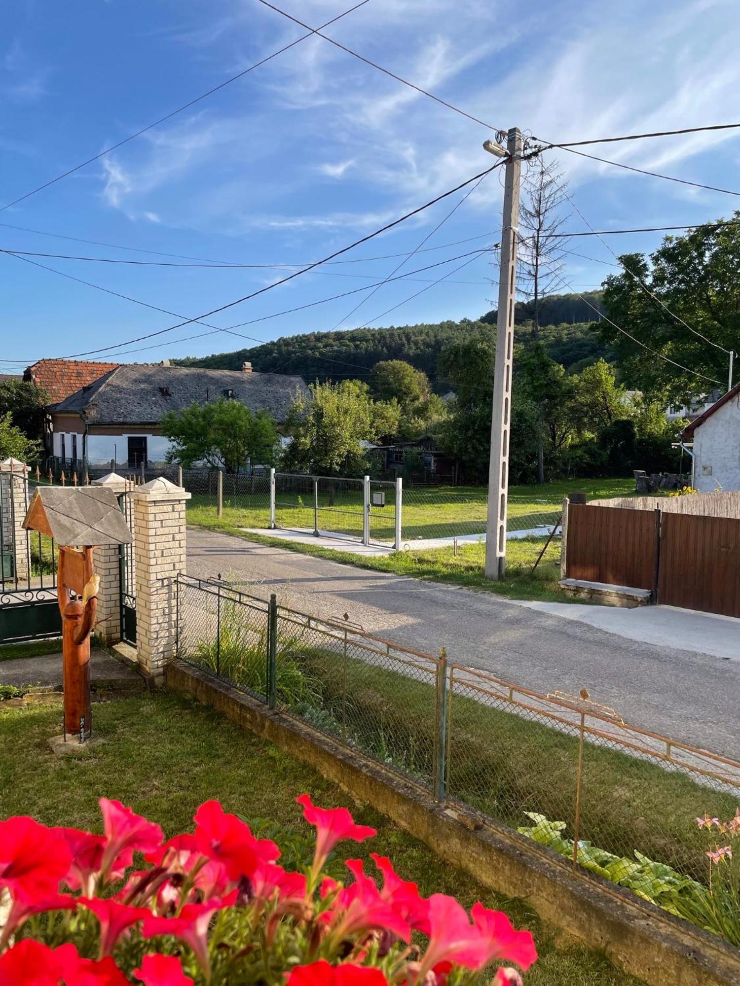 Falubiro Vendeghaza Bekolce Bagian luar foto